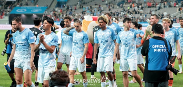 Manchester City players celebrate their victory over Team K-League and Manchester City at Seoul World Cup Stadium during the '2026 Coupang Play Series', running across the pitch to greet fans. /Photo=Senior reporter Kang Young-jo