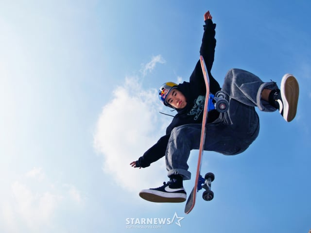 （ソウル=ニュース1）ファン·ギソン記者=2026年、丙午年（丙午年）の新年が訪れた。 2026年は冬季オリンピック、FIFAワールドカップ、ワールドベースボールクラシックとアジア大会など大型スポーツイベントが休む暇もなく開かれる。  第20回アジア大会のスケートボードストリート部門に出場するカン·ジュンイ選手が、ソウル銅雀区のポラメ公園で技術を披露している。 2026.1.1/ニュース1 Copyright © ニュース1. All rights reserved。無断転載及び再配布、AI学習利用禁止。 /写真=（ソウル=ニュース1）ファン·ギソン記者