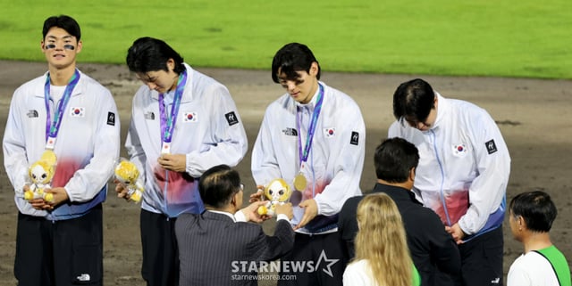 결승타 주인공 대한민국 야구대표팀 김도영이 27일 일본 아이치현 도요하시 시민구장에서 열린 2026 아이치·나고야 야구 슈퍼라운드 한국과 일본 결승전에서 승리하며 금메달을 딴 후 김주원, 곽빈, 노시환과 메달을 수상하고 있다.  2026.09.27. /사진=강영조 선임기자