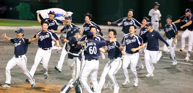 선발투수 곽빈과 대한민국 야구대표팀 선수들이 27일 일본 아이치현 도요하시 시민구장에서 열린 2026 아이치·나고야 야구 슈퍼라운드 한국과 일본 결승전 9회말 수비를 마무리하며 금메달을 확정한 후 환호하고 있다. 2026.09.27. /사진=강영조 선임기자