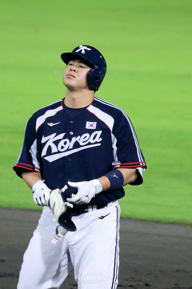 대한민국 5번타자 노시환이  27일 일본 아이치현 도요하시 시민구장에서 열린 2026 아이치·나고야 야구 슈퍼라운드 한국과 일본 결승전에서 1회초 12사 1,2루에서 외야플라이로 물러나고 있다. 2026.09.27. /사진=강영조 선임기자