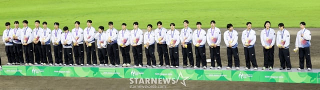 주장 노시환 등 대한민국 야구대표팀 선수들이 27일 일본 아이치현 도요하시 시민구장에서 열린 2026 아이치·나고야 야구 슈퍼라운드 한국과 일본 결승전에서 승리하며 금메달을  수상하고 있다.  2026.09.27.  주장 노시환, 김도영, 곽빈, 김주원, 문보경, 조형우. /사진=강영조 선임기자