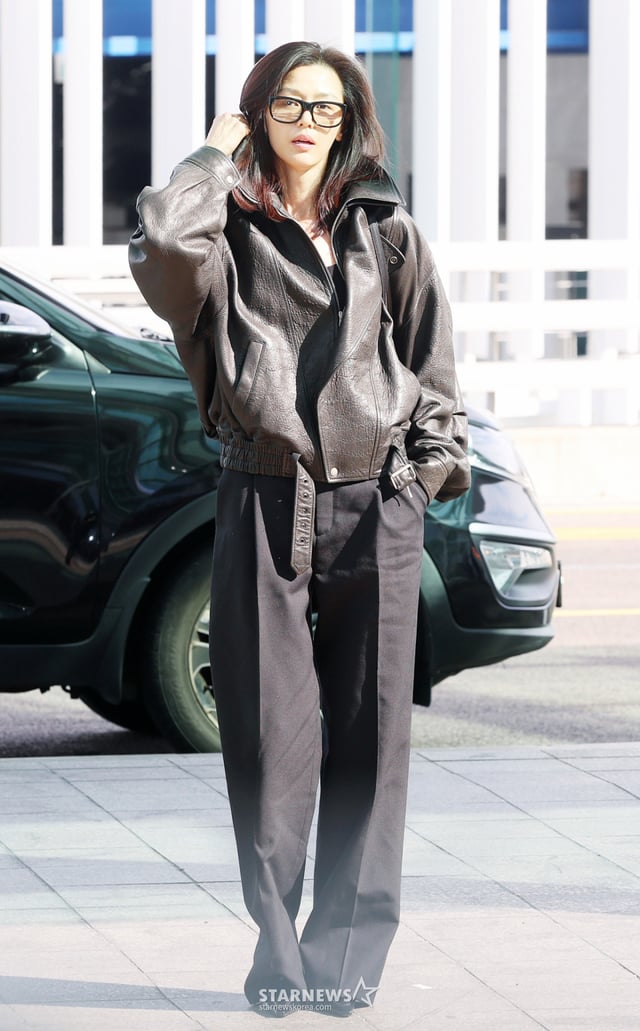 La actriz Jeon Ji-hyun está partiendo hacia París, Francia, el día 28 a través del Aeropuerto Internacional de Incheon para asistir a la Semana de la Moda Primavera/Verano 27 en París. /2026.09.28 /Foto=Kim Hwi-seon hwijpg@