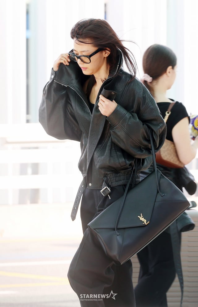 La actriz Jeon Ji-hyun está partiendo hacia París, Francia, el día 28 a través del Aeropuerto Internacional de Incheon para asistir a la Semana de la Moda Primavera/Verano 27 en París. /2026.09.28 /Foto=Kim Hwi-seon hwijpg@