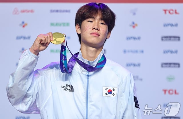스케이트보드 국가대표 강준이가 28일 일본 나고야 코리안하우스에서 열린 금메달리스트 기자회견에서 기념 촬영을 하고 있다. /사진=뉴스1
