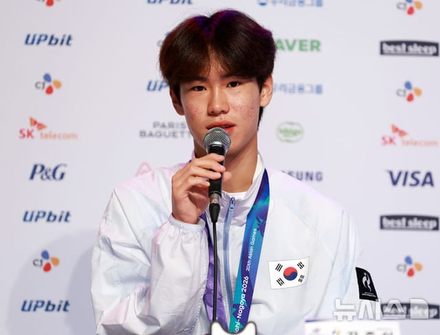 스케이트보드 남자 스트리트 금메달리스트 강준이가 28일 오전(현지 시간) 일본 아이치현 나고야시 코리아하우스에서 열린 금메달리스트 기자회견에 참석해 취재진의 질문에 답하고 있다. /사진=뉴시스