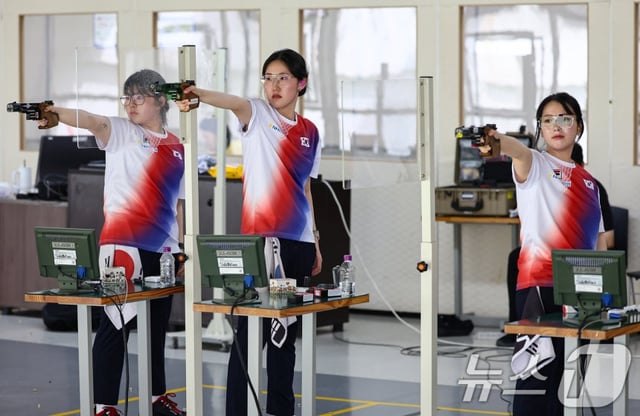 2026愛知-名古屋アジア大会射撃国家代表のオ·イェジン（左から）、ヤン·ジイン、ボン·ソリン。 /写真=ニュース1 