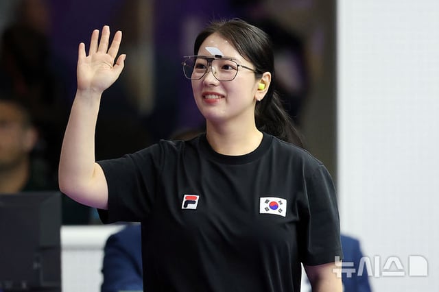 Bong Seo-rin saluda durante la final femenina de pistola de 25 m de los Juegos Asiáticos de Aichi-Nagoya 2026 de tiro con arco, celebrada el día 28 por la tarde (hora local) en el Campo de Tiro Deportivo Integral Toyota, en la ciudad de Toyota, prefectura de Aichi (Japón). /Foto=NEWSIS