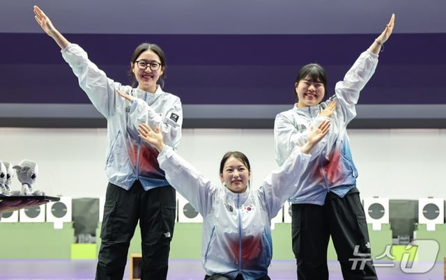 대한민국 양지인(왼쪽부터), 봉서린, 오예진이 28일 일본 도요타시 아이치현 종합사격장에서 열린 2026 아이치·나고야 아시안게임 사격 여자 25m 권총 단체전에서 은메달을 차지 후 시상식에서 시상대에 오르며 세레머니를 하고 있다. /사진=뉴스1