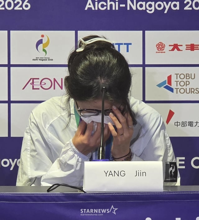 Yang Ji-in, competing in the women's 25m pistol event, sheds tears while answering questions from reporters at the press conference for the team silver medal at the 2026 Aichi-Nagoya Asian Games, held on the 28th at the Toyota General Shooting Range in Aichi Prefecture, Japan. /Photo=Reporter Kim Myung-seok