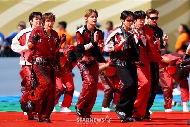 (Reuters=News1) = RM, Jin, Suga, J-Hope, Jimin, V y Jungkook de BTS (BTS) se presentaron durante el espectáculo del medio tiempo del partido entre España y Argentina por la final de la Copa Mundial de la FIFA 2026, celebrado el día 19 (hora local) en el estadio de Nueva Jersey, Nueva York. ⓒ Reuters=News1 Copyright © News1. Todos los derechos reservados. Prohibida la reproducción total o parcial, así como su redistribución y su uso para entrenamiento de IA. /Foto=(Reuters=News1)