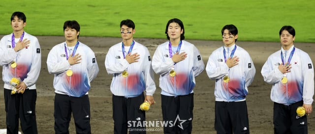 Captain Noh Si-hwan and other members of the South Korea national baseball team celebrate winning the gold medal in the final between South Korea and Japan at the 2026 Aichi-Nagoya Baseball Super Round held on the 27th at Toyohashi Civic Stadium in Aichi Prefecture, Japan. September 27, 2026. Captain Noh Si-hwan, Kim Do-young, Kwak Bin, Kim Ju-won, Moon Bo-kyung, Jo Hyeong-woo. /Photo=Senior reporter Kang Young-jo cameratalks@