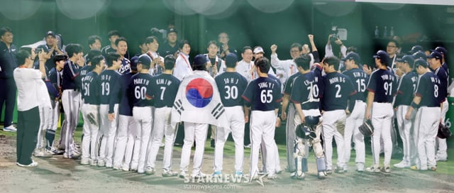 As the South Korea national baseball team secured the gold medal by winning 3-1 after completing the defense in the ninth inning of the final between South Korea and Japan at the 2026 Aichi-Nagoya Baseball Super Round held on the 27th at Toyohashi Civic Stadium in Aichi Prefecture, Japan, Ministry of Culture, Sports and Tourism Choi Hwi-yeong (Minister) conveys congratulations to the players. September 27, 2026. /Photo=Senior reporter Kang Young-jo cameratalks@