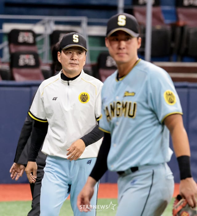 류지현 감독이 17일 고척스카이돔에서 열린 2026 아이치-나고야 아시안게임을 위한 야구대표팀과 상무와의 평가전을 마친 뒤의 박치왕 감독(왼쪽). 2026.09.15. /사진=강영조 cameratalks@