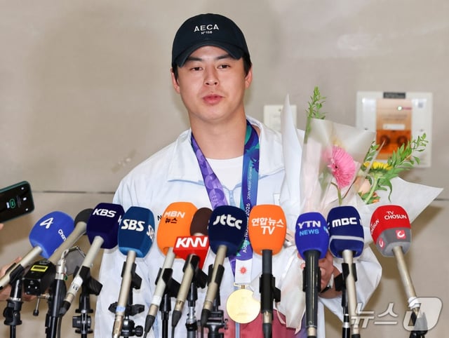 한국 야구 국가대표팀 캡틴 노시환이 28일 인천국제공항을 통해 귀국한 후 취재진의 질문에 답하고 있다. /사진=뉴스1 제공