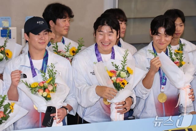 한국 야구 국가대표팀 캡틴 노시환(맨 왼쪽)이 28일 인천국제공항을 통해 귀국한 후 미소 짓고 있다. /사진=뉴스1 제공