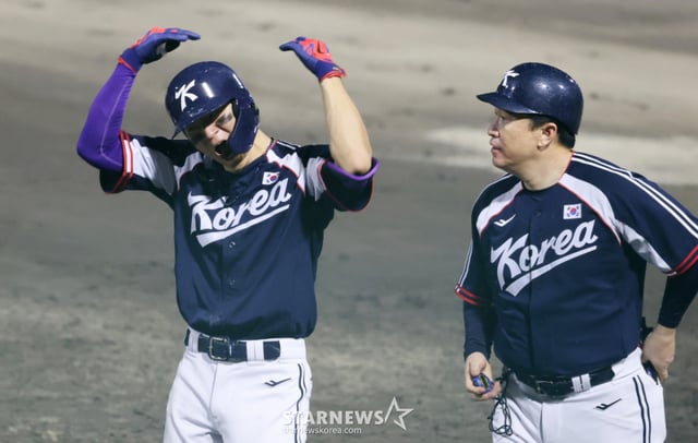 김도영이 27일 일본 아이치현 도요하시 시민구장에서 열린 2026 아이치·나고야 야구 슈퍼라운드 한국과 일본 결승전에서 8회초 역전타를 터트린 후 환호하고 있다. 2026.09.27. /사진=강영조 선임기자