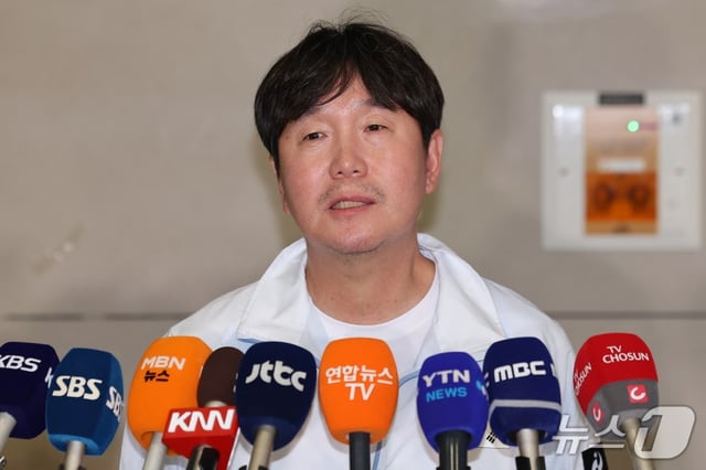 류지현 한국 야구 국가대표팀 감독이 28일 인천국제공항을 통해 귀국한 후 취재진의 질문에 답하고 있다. /사진=뉴스1 제공