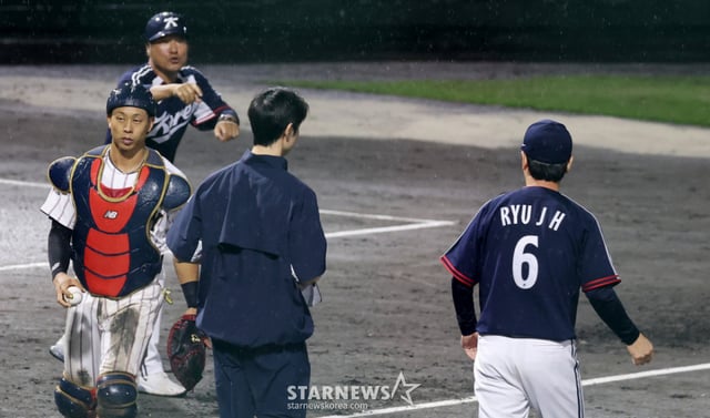 류지현 감독이 27일 일본 아이치현 도요하시 시민구장에서 열린 2026 아이치·나고야 야구 슈퍼라운드 한국과 일본 결승전 8회초 홈-3간 협살을 당한 김지찬이 일본 수비수의 주루방해를 당했다고 어필하고 있다. 2026.09.27. /사진=강영조 선임기자