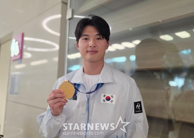한국 야구 국가대표팀 윤동희가 28일 인천국제공항을 통해 귀국한 뒤 취재진과 인터뷰에 응했다. /사진=김동윤 기자