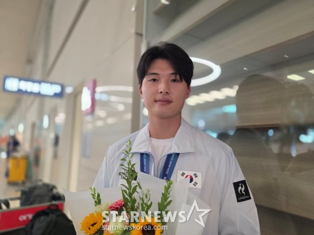 한국 야구 국가대표팀 윤동희가 28일 인천국제공항을 통해 귀국한 뒤 취재진과 인터뷰에 응했다. /사진=김동윤 기자