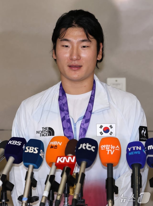 한국 야구 국가대표팀 에이스 곽빈이 28일 인천국제공항을 통해 귀국한 후 취재진의 질문에 답하고 있다. /사진=뉴스1 제공