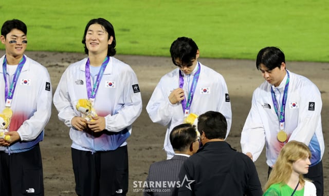 결승타 주인공 대한민국 야구대표팀 김도영이 27일 일본 아이치현 도요하시 시민구장에서 열린 2026 아이치·나고야 야구 슈퍼라운드 한국과 일본 결승전에서 승리하며 금메달을 딴 후 김주원, 곽빈, 노시환과 메달을 수상하고 있다.  2026.09.27. /사진=강영조 선임기자