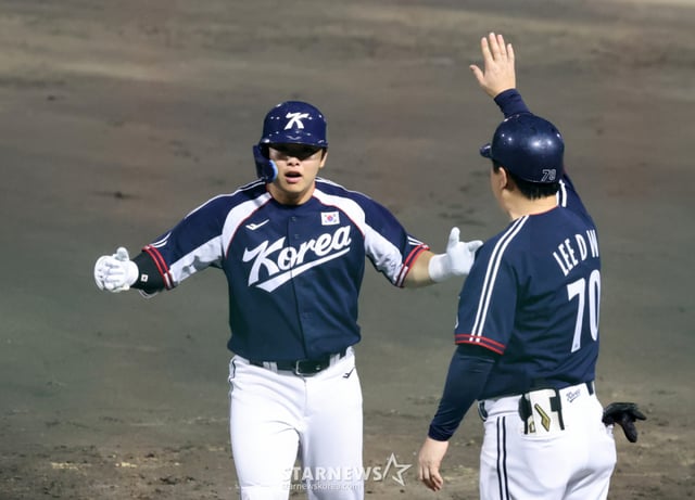 대한민국 7번타자 문현빈이 27일 일본 아이치현 도요하시 시민구장에서 열린 2026 아이치·나고야 야구 슈퍼라운드 한국과 일본 결승전에서 2회초 무사 2루에서 1타점 안타로 출루하고 있다. 2026.09.27. /사진=강영조 선임기자