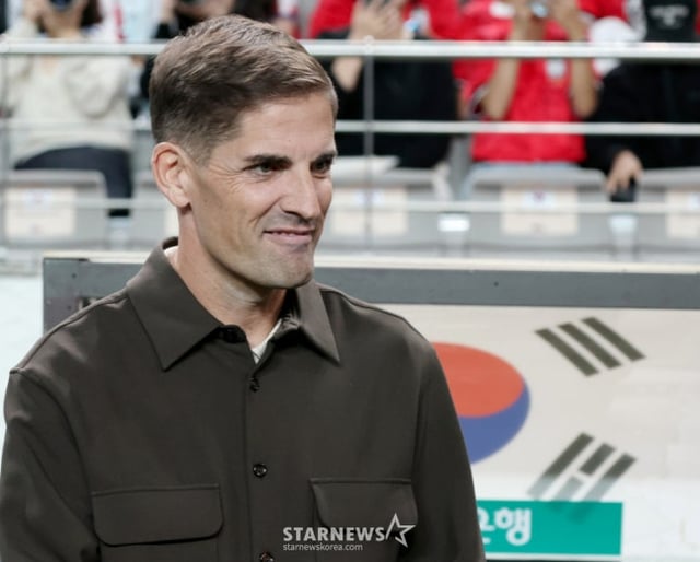 The South Korean national football team held a friendly match against Uruguay on the 28th at Seoul World Cup Stadium. Coach Moreno watched the field with a bright expression. /Photo=Chief correspondent Kim Jin-kyung.