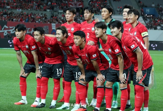 The South Korean national football team held a friendly match against Uruguay on the 28th at Seoul World Cup Stadium. Lee Kang-in and the starting eleven are posing for a commemorative photo. /Photo=Chief correspondent Kim Jin-kyung.