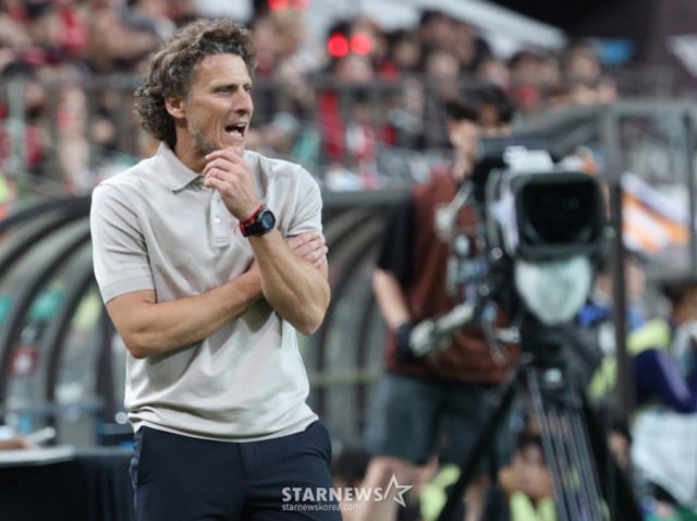 The South Korean national football team held a friendly match against Uruguay on the 28th at Seoul World Cup Stadium. Uruguayan coach Forlan is giving tactical instructions. /Photo=Chief correspondent Kim Jin-kyung.