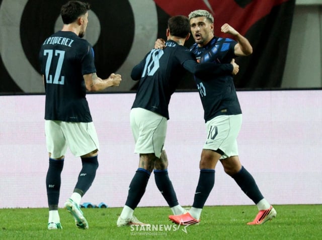 The South Korean national football team held a friendly match against Uruguay on the 28th at Seoul World Cup Stadium. Uruguayan player De Arasqueta is cheering after scoring his second goal. /Photo=Chief correspondent Kim Jin-kyung.