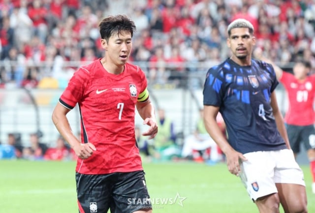 The South Korean national football team held a friendly match against Uruguay on the 28th at Seoul World Cup Stadium. Son Heung-min is turning after scoring a consolation goal with Lee Kang-in's assistance. /Photo=Chief correspondent Kim Jin-kyung.
