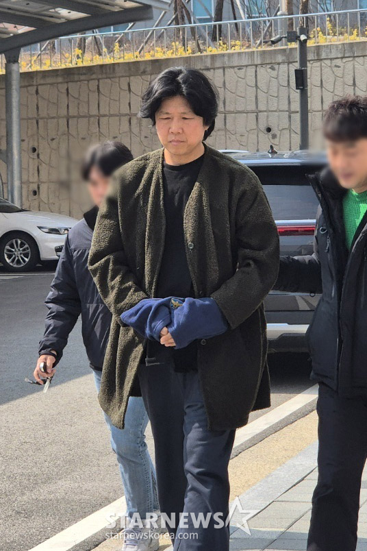 (속초=뉴스1) 윤왕근 기자 = 대마초를 소지하고 흡입한 혐의로 입건된 밴드 시나위 보컬 김바다 씨(54·본명 김정남)가 10일 오후 춘천지법 속초지원에서 열리는 구속 전 피의자 심문(영장실질심사)을 받기 위해 법정으로 이동하고 있다. 2026.3.10/뉴스1  Copyright © 뉴스1. All rights reserved. 무단 전재 및 재배포,  AI학습 이용 금지. /사진=(속초=뉴스1) 윤왕근 기자