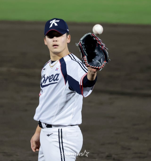 Right-handed pitcher Park Young-hyun of the Korean national baseball team takes the mound in the top of the ninth inning during the Korea Republic vs. Taiwan group stage match at the 2026 Aichi-Nagoya Asian Games, held on the 21st at Okazaki Municipal Stadium in Aichi Prefecture. September 21, 2026. /Photo=Senior reporter Kang Young-jo