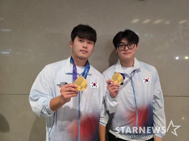 Park Young-hyun (left) and Jo Byung-hyun of the Korean national baseball team responded to an interview with reporters after returning home through Incheon International Airport on the 28th. /Photo=Reporter Kim Dong-yoon