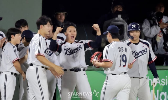 야구대표팀 포수 김건희가 21일 아이치현 오카자키 시민구장에서 열리는 2026 아이치·나고야 아시안게임 야구 조별리그 대한민국과 대만경기 7회초 무실점 피칭을 펼친 조병현을 환호로 맞이하고 있다. 2026.09.21. /사진=강영조 선임기자