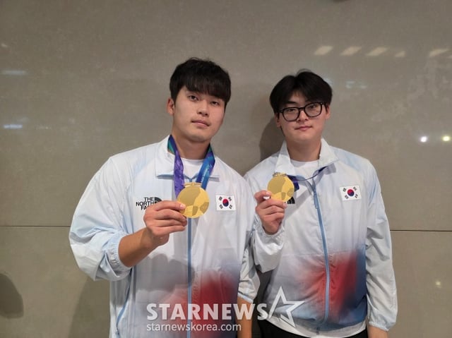 한국 야구 국가대표팀 박영현(왼쪽)과 조병현이 28일 인천국제공항을 통해 귀국한 뒤 취재진과 인터뷰에 응했다. /사진=스타뉴스