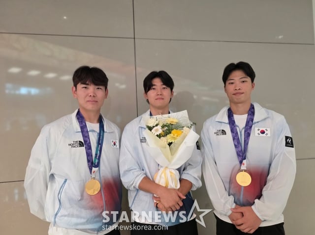 South Korea national baseball team members Sung Young-tak, Kim Do-young, and Park Jae-hyun (from left) responded to media interviews after returning home through Incheon International Airport on the 28th. /Photo=Reporter Kim Dong-yoon