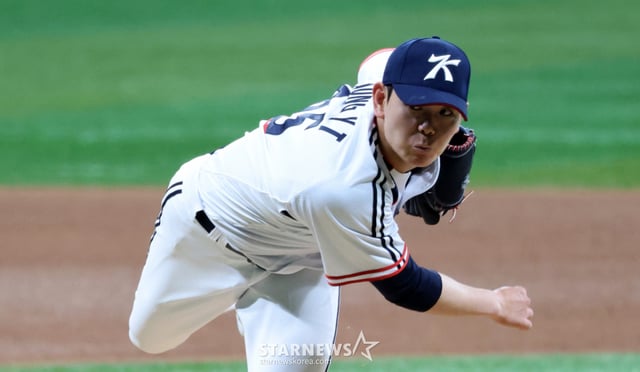 South Korea national team right-handed pitcher Sung Young-tak. /Photo=Senior reporter Kang Young-jo
