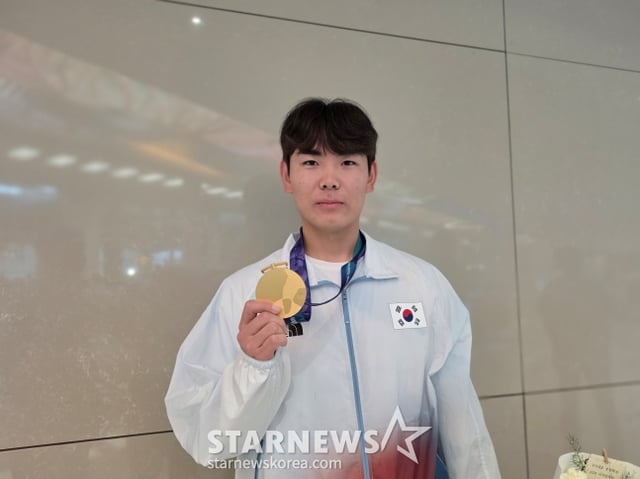 South Korea national baseball team member Sung Young-tak responded to media interviews after returning home through Incheon International Airport on the 28th. /Photo=Reporter Kim Dong-yoon