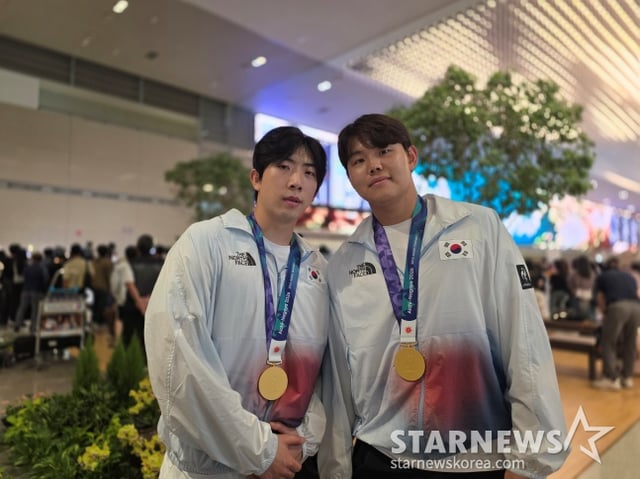 대한민국 야구 대표팀 오원석(왼쪽)과 소형준이 28일 인천국제공항을 통해 귀국한 뒤 취재진과 인터뷰에 응했다. /사진=김동윤 기자