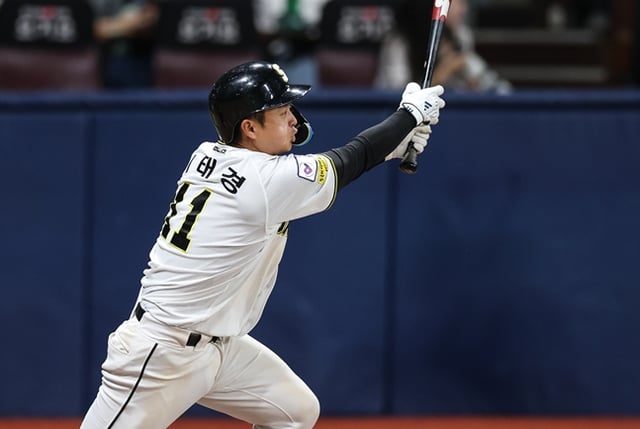 Lee Tae-kyung batting. /Photo=KBO