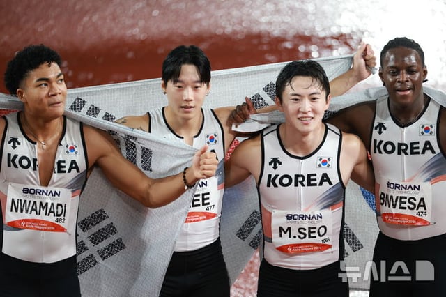 28일 오후(현지 시간) 일본 나고야 미즈호 파크 육상경기장에서 열린 2026 아이치·나고야 아시안게임 육상 남자 400m 계주 결승, 동메달을 차지한 대한민국 나마디 조엘진, 비웨사 다니엘 가사마, 이재성, 서민준이 기념촬영 하고 있다. /사진=뉴시스
