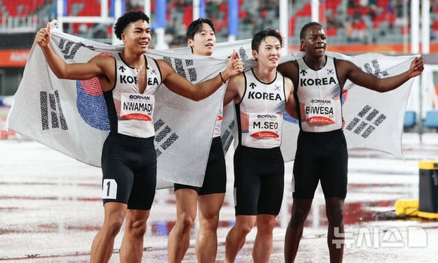 28일 오후(현지 시간) 일본 나고야 미즈호 파크 육상경기장에서 열린 2026 아이치·나고야 아시안게임 육상 남자 400m 계주 결승, 동메달을 차지한 대한민국 나마디 조엘진, 비웨사 다니엘 가사마, 이재성, 서민준이 기념촬영 하고 있다. /사진=뉴시스