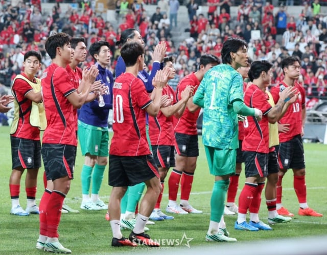 サッカーの大韓民国代表チームが28日、ソウルW杯競技場でウルグアイと親善試合を行った。  孫興民をはじめとする選手たちがウルグアイに1-4で敗れた後、沈鬱な表情で応援団に挨拶している。 /写真=キム·ジンギョン待機者。