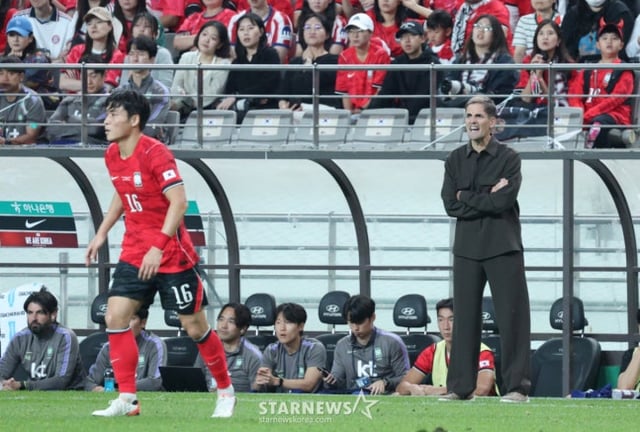 サッカーの大韓民国代表チームが28日、ソウルW杯競技場でウルグアイと親善試合を行った。  モレノ監督が作戦指示をしている。 /写真=キム·ジンギョン待機者。