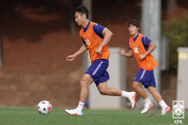 백승호가 로베르트 모레노 감독 체제의 대한민국 축구 국가대표팀 훈련 중 드리블을 시도하고 있다. /사진=대한축구협회(KFA) 제공