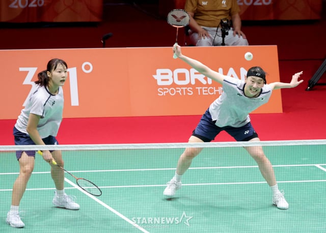 여자복식 백하나 이소희가 29 일 일본 이치노미야 시립체육관에서 열린 2026 아이치·나고야 아시안게임 배드민턴 여자복식 결승전에서 중국 탄닝, 류성수 조와 금메달을 겨루고 있다. 2026.09.29. 여자복식 백하나 이소희가 29 일 일본 이치노미야 시립체육관에서 열린 2026 아이치·나고야 아시안게임 배드민턴 여자복식 결승전에서 중국 탄닝, 류성수 조와 금메달을 겨루고 있다. 2026.09.29. /사진=강영조 cameratalks@