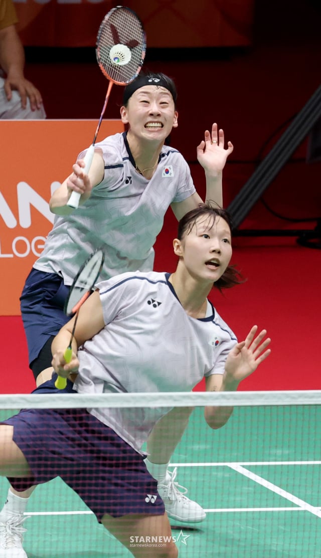 여자복식 백하나 이소희가 29 일 일본 이치노미야 시립체육관에서 열린 2026 아이치·나고야 아시안게임 배드민턴 여자복식 결승전에서 중국 탄닝, 류성수 조와 금메달을 겨루고 있다. 2026.09.29. /사진=강영조 cameratalks@